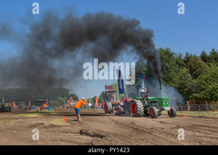 Geändert diesel Traktor Deutz D 13006 Ziehen von schweren Schlitten bei Trekkertrek, Tractor Pulling Wettbewerb in Zevergem, Flandern, Belgien Stockfoto