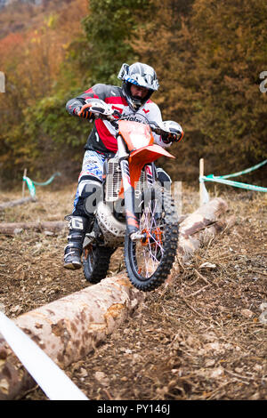 Unbekannter Fahrer an Hard Enduro Rennen in Soko Banja, Serbien. Stockfoto