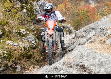 Unbekannter Fahrer an Hard Enduro Rennen in Soko Banja, Serbien. Stockfoto