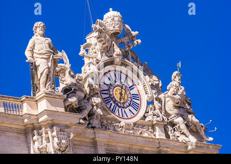 Vatikan - 25. SEPTEMBER 2018: Detail der Petersdom im Vatikan. Es ist die weltweit größte Gebäude der Kirche. Stockfoto