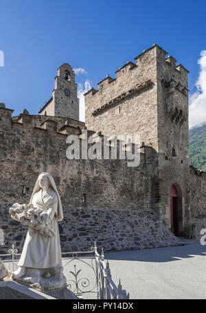 Zwölften jahrhundert Église des Templiers/Templer Kirche im Dorf Luz-Saint-Sauveur, Hautes-Pyrénées, Frankreich Stockfoto