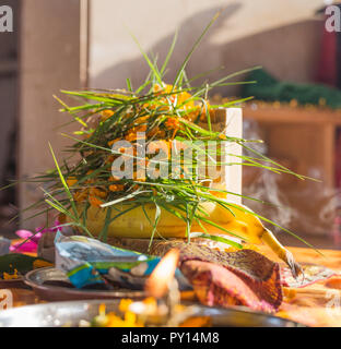 Platte mit beleuchteten Diya nach der Puja in Shri Ganesha. Die Zeremonie ist mit verschiedenen Angeboten an die Gottheit, die jedes Hindernis überwindet gefeiert. Stockfoto