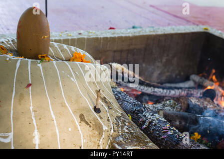 Details der Dhuni nach dem Feuer Zeremonie, während Navratri Festival Stockfoto