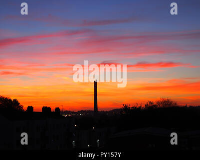 Blick auf die Skyline von Northampton, die die Nationalen Tower (Express Tower), gegen einen farbenfrohen Herbst Silhouette Sonnenuntergang Northampton, Großbritannien Stockfoto