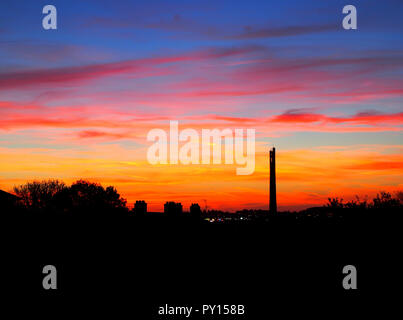 Blick auf die Skyline von Northampton, die die Nationalen Tower (Express Tower), gegen einen farbenfrohen Herbst Silhouette Sonnenuntergang Northampton, Großbritannien Stockfoto