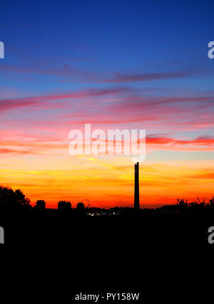 Blick auf die Skyline von Northampton, die die Nationalen Tower (Express Tower), gegen einen farbenfrohen Herbst Silhouette Sonnenuntergang Northampton, Großbritannien Stockfoto