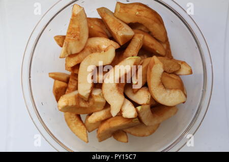 Schüssel mit Quitten Stücke. Stapel frisch geschälten Quitte Schichten in einer Petrischale bevor zum Nachtisch zubereitet wurde. Stockfoto