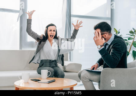 Wütend Patienten werfen Papiere in Psychologe Büro Stockfoto