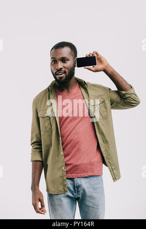 Schöne afrikanische amerikanische Mann per Smartphone isoliert auf weißem überrascht Stockfoto