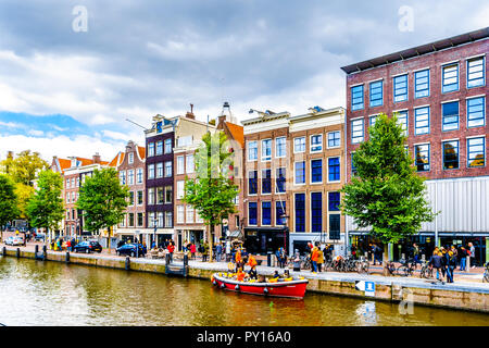 Historische Häuser an der Prinsengracht im Jordaan-viertel mit Anne Frank Haus in der Innenstadt von Amsterdam, Niederlande Stockfoto