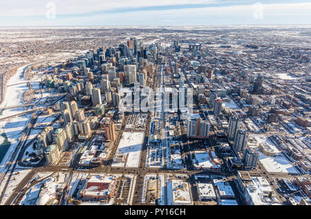 Luftaufnahme von Calgary City Centre von Hubschrauber im Winter. Stockfoto