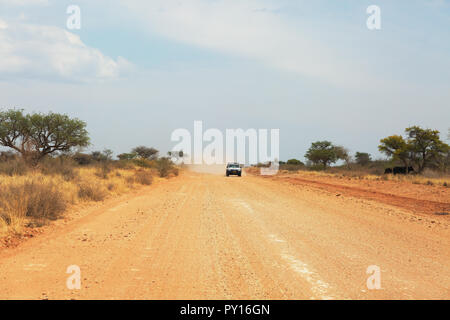 Namibia fahren - ein Auto fahren auf die Schotterpisten durch die Namib Wüste in der Nähe von sossuvlei Namibia Afrika Stockfoto