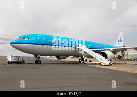 (Ein KLM Royal Dutch Airlines) Flugzeug auf dem Boden am Flughafen Windhoek Namibia Afrika Stockfoto