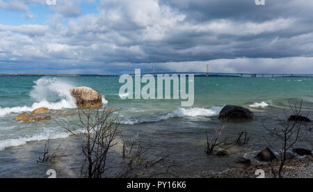 Mackinac Brücke über den Straßen von Mackinac zwischen der Oberen und der Unteren Halbinsel von Michigan, USA. Stockfoto