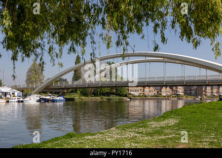 Walton Road Bridge über die Themse Stockfoto