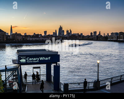 Thames River Bus - Canary Wharf River Bus Pier London - Canary Wharf Pier London an der Themse am Canary Wharf London für die Thames Clippers Stockfoto