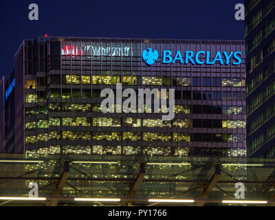 Barclays Bank Headquarters HQ Head Office - Barclays Bank Tower Canary Wharf London - Lichter der HSBC Tower wider Stockfoto