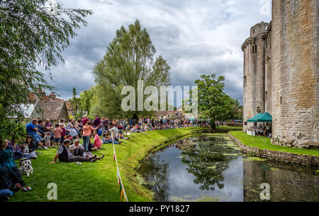 Swing Band, vor nunney Burg und Burggraben im Nunney, Somerset, Großbritannien am 1. August 2015 Stockfoto