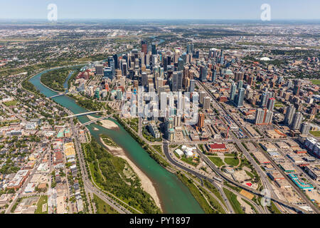 Luftaufnahme von Calgary City Centre von Hubschrauber im Sommer. Stockfoto