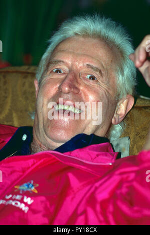 London, Großbritannien. Jimmy Savile (31. Oktober 1926 - 29. Oktober 2011 (Alter 84) ca. Anfang der 90er Jahre. Ref: LMK 11-40763 MBAL -160412 Credit: Landmark/MediaPunch. Stockfoto