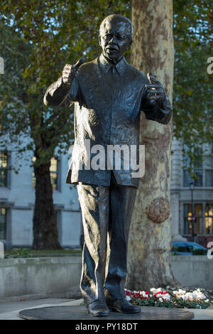 Statue des ehemaligen Präsidenten von Südafrika und Anti-apartheid-Führer Nelson Mandela an einem sonnigen Oktober Nachmittag in Parliament Square, London, UK. Stockfoto