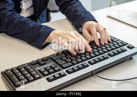 Gesichtslose Person mit den Händen auf der Tastatur Stockfoto