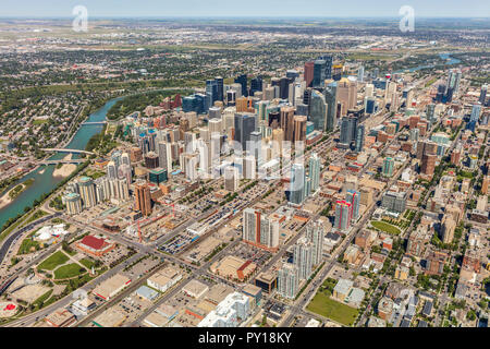 Luftaufnahme von Calgary City Centre von Hubschrauber im Sommer. Stockfoto