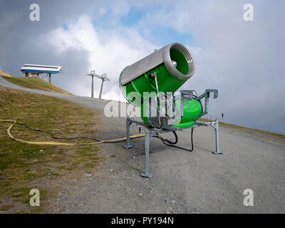 Bild der Schneekanone auf dem Berg in der Nebensaison ohne Schnee Stockfoto