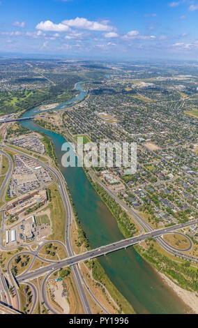 Luftaufnahme von Calgary's Bow River östlich von der Stadtmitte in Richtung der Berge. Stockfoto