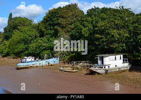 Hausboote auf dem Fluss Clyst Mündung aufgegeben. Teil der RSPB Dart Bauernhof Natur zu Fuß. Stockfoto