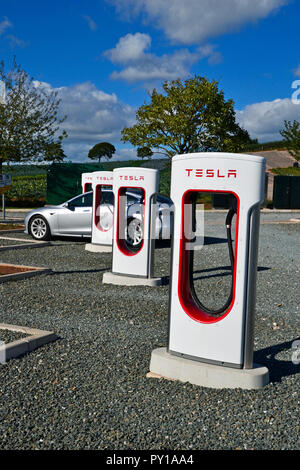 Tesla Ladestationen für Elektrofahrzeuge an Dart Farm, Exeter, Devon, Großbritannien Stockfoto