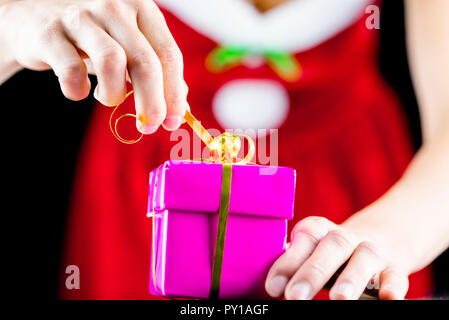 Nahaufnahme der Öffnung Weihnachtsgeschenk. Stockfoto
