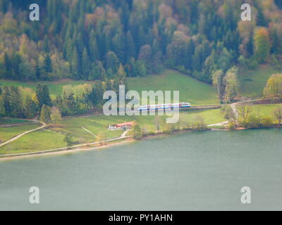 Tilt Shift Bild von Zug im Herbst Landschaft am See Stockfoto