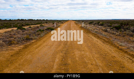 Leere Piste im australischen Outback Stockfoto