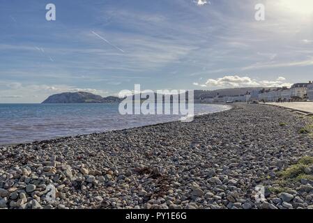 Ein Blick auf die Llandudno geschwungene Küstenlinie von White fronted Hotels gesäumt. Die Little Orme Landspitze ist in der Ferne und ein blauer Himmel ist oben. Stockfoto
