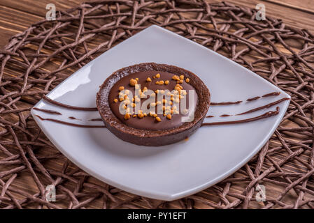 Ein Stück Schokolade Kuchen auf dem Tisch. Stockfoto
