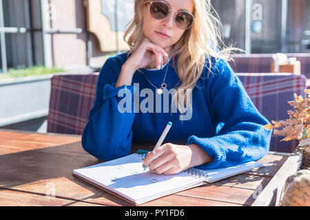 Frau Notizen in einem Notebook Stockfoto