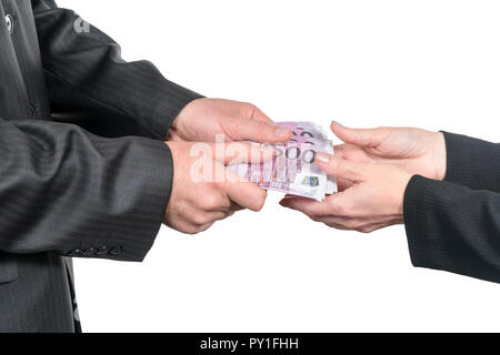 Männliche Hände geben Geld zu Buchse Stockfoto