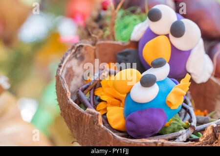 Kinder Basteln - Vögel im Nest Stockfoto