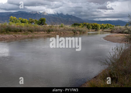 Rio Grande nach Südosten in Richtung Sandia Mountains von Corrales, NM. Stockfoto