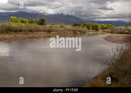 Rio Grande nach Südosten in Richtung Sandia Mountains von Corrales, NM. Stockfoto