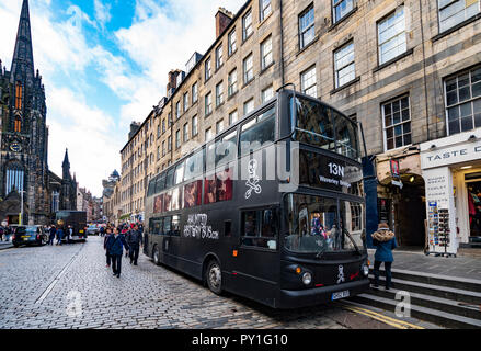 Touristische Ghost Tour Bus auf der Royal Mile in der Altstadt von Edinburgh, Schottland, Großbritannien geparkt. Stockfoto