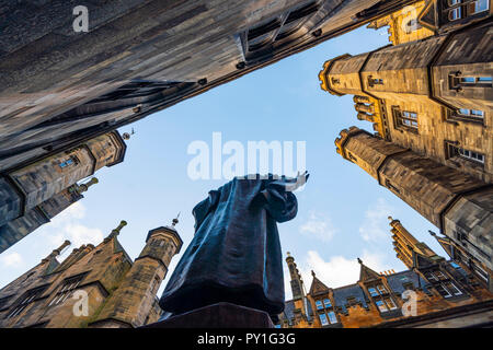 Statue von John Knox im Innenhof der Neuen Hochschule an der Universität von Edinburgh, der Fakultät der Göttlichkeit, auf dem Damm in der Altstadt von Edinburgh, Schottland, Stockfoto