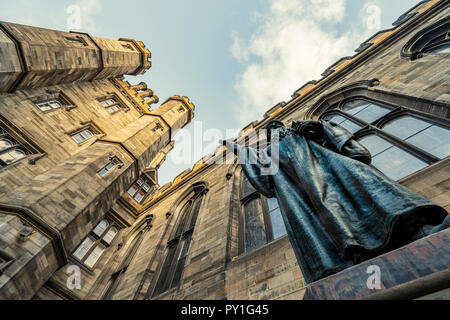 Statue von John Knox im Innenhof der Neuen Hochschule an der Universität von Edinburgh, der Fakultät der Göttlichkeit, auf dem Damm in der Altstadt von Edinburgh, Schottland, Stockfoto