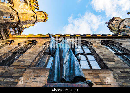 Statue von John Knox im Innenhof der Neuen Hochschule an der Universität von Edinburgh, der Fakultät der Göttlichkeit, auf dem Damm in der Altstadt von Edinburgh, Schottland, Stockfoto