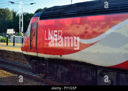 York, England, Vereinigtes Königreich. Ein London North Eastern Railway Zug, durch eine Class 43 Lokomotive bei York Station geleitet. Stockfoto