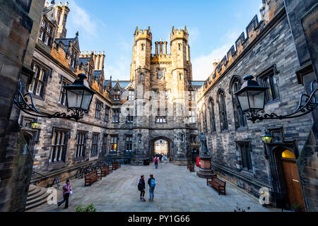 Blick auf den Innenhof des New College an der Universität von Edinburgh, der Fakultät der Göttlichkeit, auf dem Damm in der Altstadt von Edinburgh, Schottland, Großbritannien Stockfoto