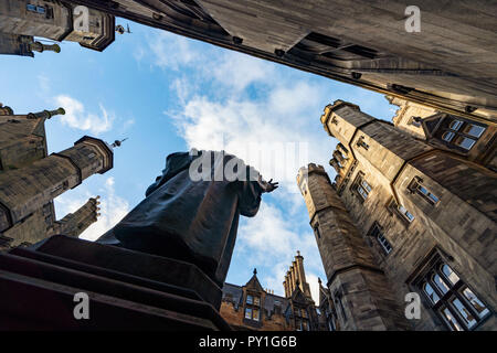 Statue von John Knox im Innenhof der Neuen Hochschule an der Universität von Edinburgh, der Fakultät der Göttlichkeit, auf dem Damm in der Altstadt von Edinburgh, Schottland, Stockfoto