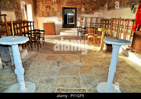 Innerhalb der alten Kirche des Heiligen Athanasios (1614) in Tsaritsani, Elassona, Griechenland Stockfoto