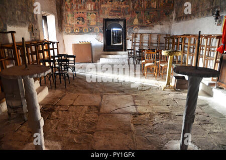 Innerhalb der alten Kirche des Heiligen Athanasios (1614) in Tsaritsani, Elassona, Griechenland Stockfoto